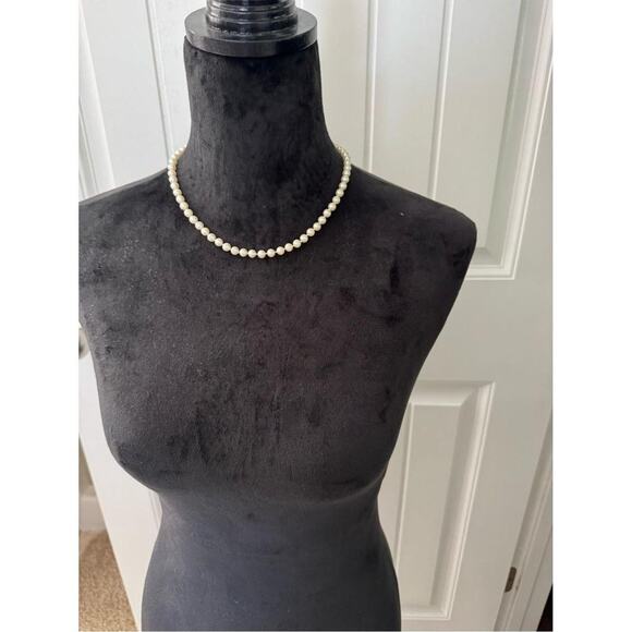 Other Jewelry - Elegant ivory pearl necklace for